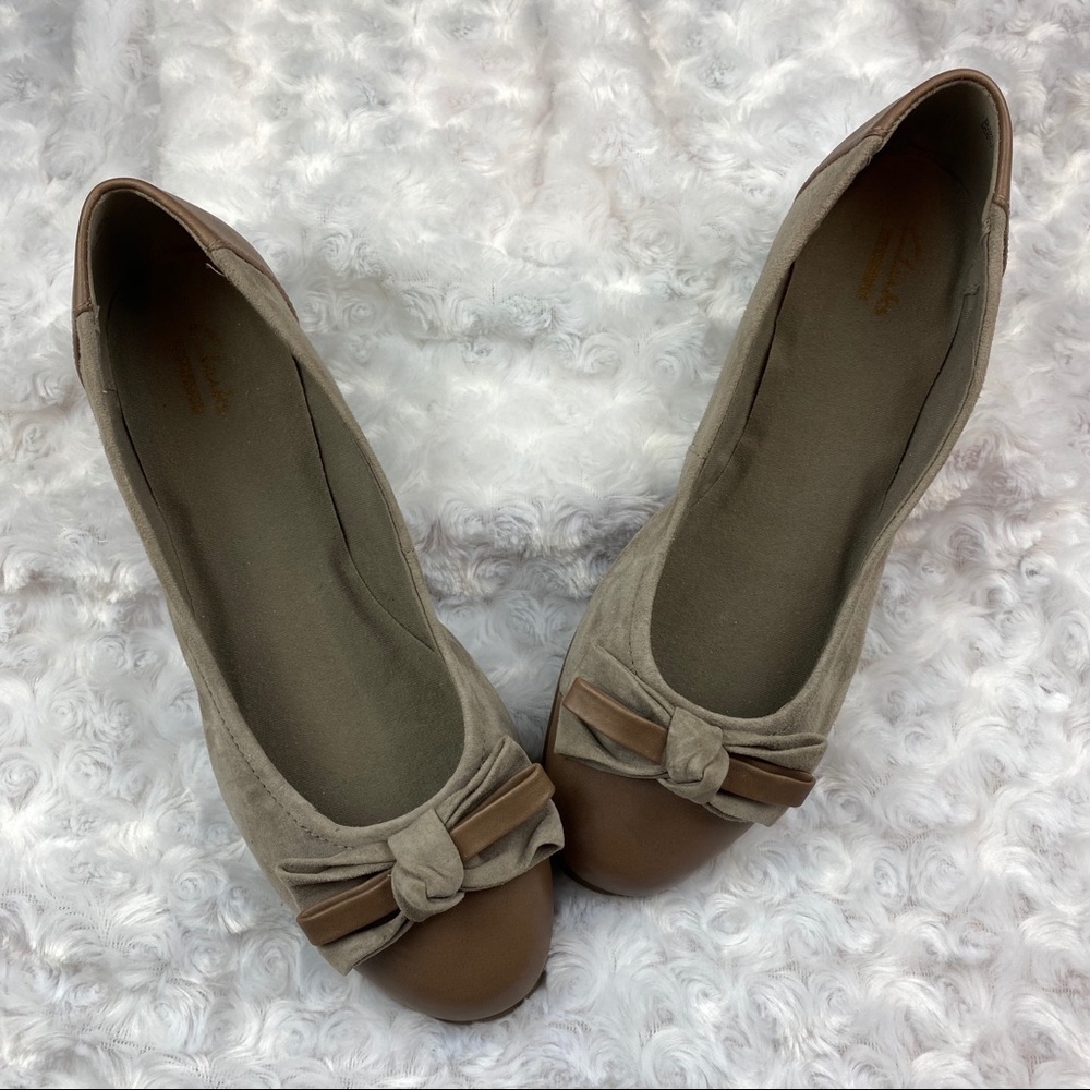 Clarks Leather Flats Size 9W Taupe Bow